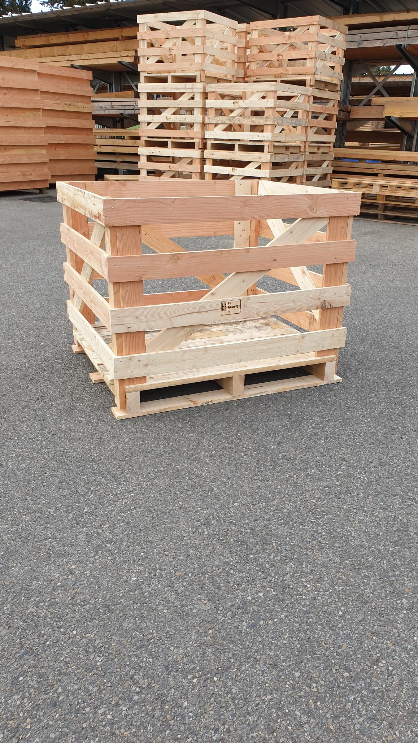 Palox bois monté devant le stock de palox